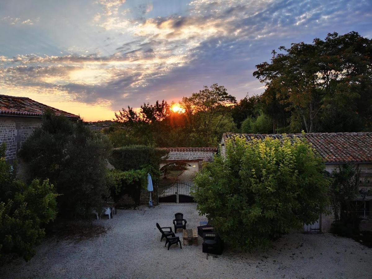 Gite Le Bonheur Hiersac Exterior photo