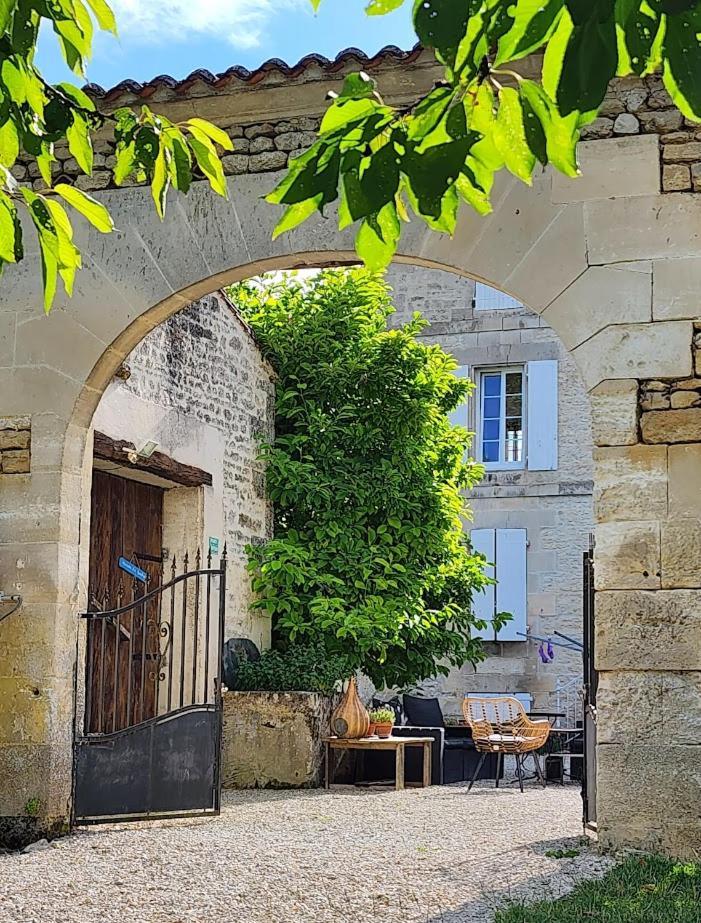Gite Le Bonheur Hiersac Exterior photo